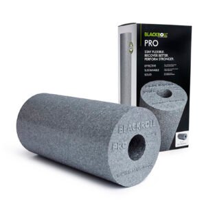 Rodillo de espuma Blackroll Pro junto a su caja de empaque original