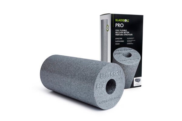 Rodillo de espuma Blackroll Pro junto a su caja de empaque original