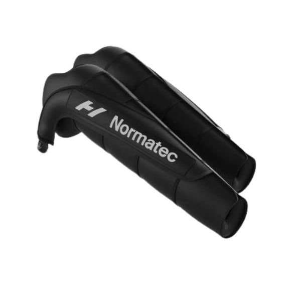 1-27.jpg Par de mangas de compresión Normatec para brazo, negras, con logo Normatec, sobre fondo blanco