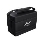 Maleta rígida negra Hyperice Normatec cerrada, con asa superior y manija lateral, sobre fondo blanco