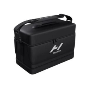 Maleta rígida negra Hyperice Normatec cerrada, con asa superior y manija lateral, sobre fondo blanco