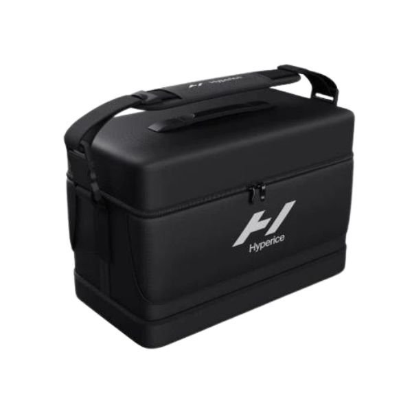 1-28.jpg Maleta rígida negra Hyperice Normatec cerrada, con asa superior y manija lateral, sobre fondo blanco
