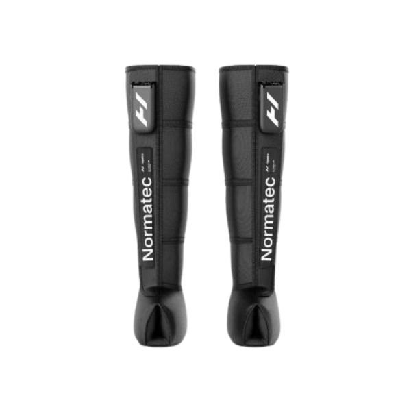 Vista frontal de ambas botas Normatec Elite sobre fondo blanco, cerradas con cremallera, con el logo Hyperice y el texto Normatec en la banda lateral