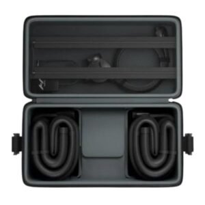 Maleta Hyperice Normatec abierta, mostrando compartimentos interiores con mangueras negras enrolladas y bolsillos elásticos en la tapa