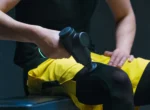 Aplicando la Hypervolt 2 con cabezal en la rodilla de un paciente
