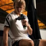 Deportista usando la Hypervolt 2 Pro de Hyperice en el antebrazo