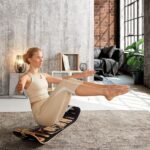 Mujer en posición de equilibrio sentada sobre el Giboard en un living