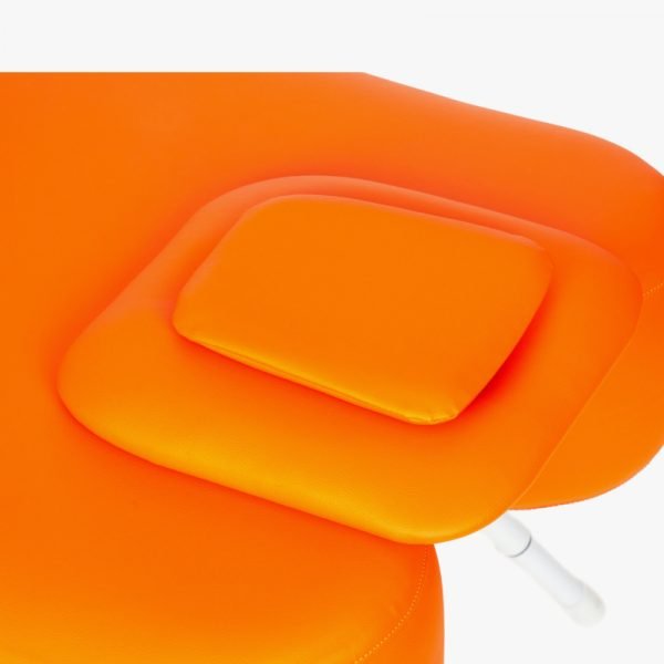 Breathing-hole-plug-orange-600x600 Esquina del cabezal de la Camilla Nubis Pro 2.0 color naranjo, con el tapón de orificio de respiración instalado cubriendo el hueco facial