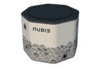 Render 3D de la Bañera Nubis Ice Bath octogonal, con tapa superior negra, base texturizada tipo piedra gris y el logo Nubis en el costado, sobre fondo blanco