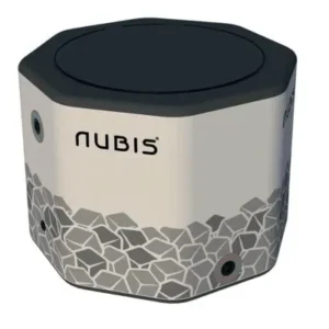 Render 3D de la Bañera Nubis Ice Bath octogonal, con tapa superior negra, base texturizada tipo piedra gris y el logo Nubis en el costado, sobre fondo blanco