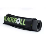 Mat de yoga enrollado dentro del bolso Blackroll Gymbag negro con logo BLACKROLL en verde y blanco