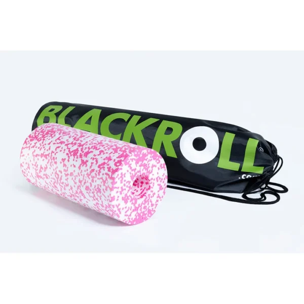 Rodillo Blackroll rosado asomando desde el bolso Gymbag negro con logo BLACKROLL, cordón de cierre visible