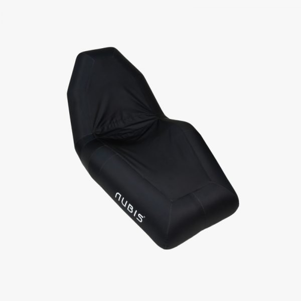 Vista en ángulo de la Silla Nubis Recovery Chair inflable negra, de forma ergonómica reclinada, con el logo Nubis en blanco en el costado, sobre fondo blanco