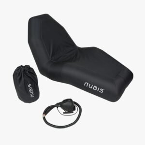 Silla Nubis Recovery Chair junto a su bolso de transporte negro y la bomba eléctrica con cable, sobre fondo blanco