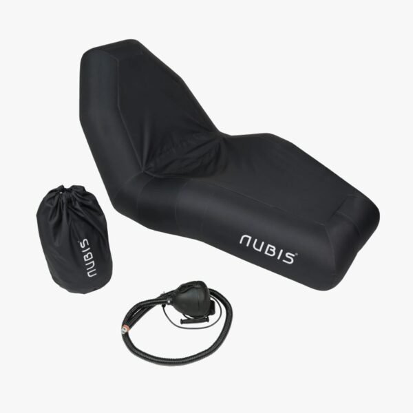Silla Nubis Recovery Chair junto a su bolso de transporte negro y la bomba eléctrica con cable, sobre fondo blanco