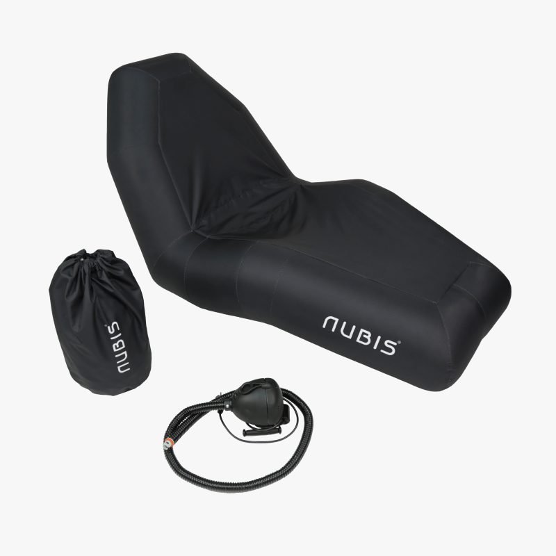 Silla Nubis Recovery Chair junto a su bolso de transporte negro y la bomba eléctrica con cable, sobre fondo blanco
