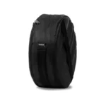 Vista lateral del Taburete Nubis Stool plegado en su bolso de transporte negro, con etiqueta Nubis y cierre visible