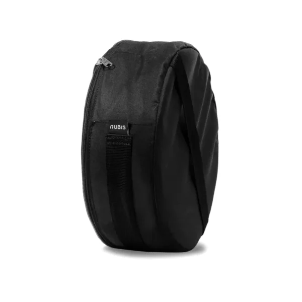 Vista lateral del Taburete Nubis Stool plegado en su bolso de transporte negro, con etiqueta Nubis y cierre visible