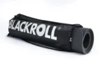 Mat de yoga Blackroll enrollado dentro de su bolso de transporte negro