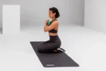 Mat de yoga Blackroll enrollado mostrando el eslogan de la marca sobre fondo blanco