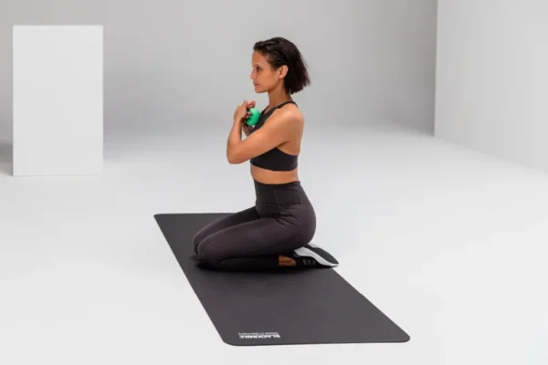 Mat de yoga Blackroll enrollado mostrando el eslogan de la marca sobre fondo blanco