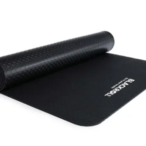 Mat de yoga Blackroll negro parcialmente enrollado mostrando el logo de la marca