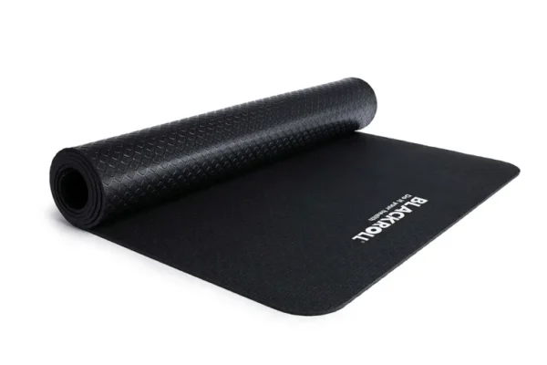 BR_2019-11_MAT_01161_WEB Mat de yoga Blackroll negro parcialmente enrollado mostrando el logo de la marca
