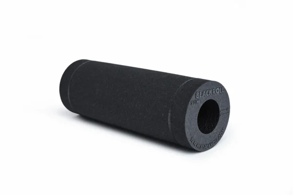 Rodillo de espuma Blackroll Slim negro, vista frontal sobre fondo blanco