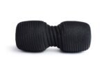 Blackroll Twin visto de frente, rodillo negro con textura acanalada y canal central angosto