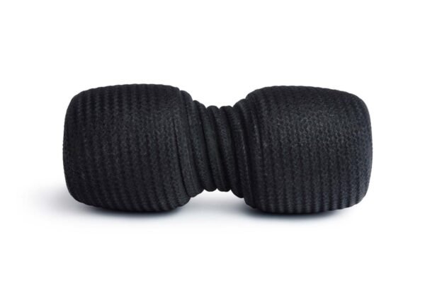 14934705143856_c693d983-f4fb-47d8-92e0-3bc775329f13 Blackroll Twin visto de frente, rodillo negro con textura acanalada y canal central angosto