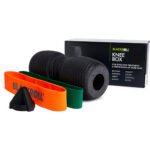 Kit Knee Box junto a su caja de empaque: Twin, Trigger, Loop Band naranja y verde