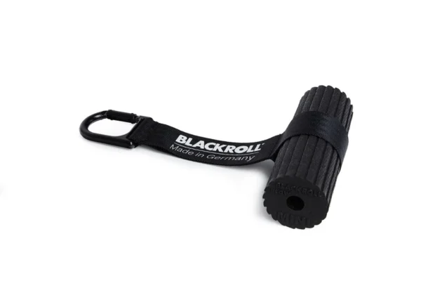 25648272408751 Blackroll Hook visto de perfil, anclaje negro con mosquetón y correa con logo BLACKROLL