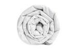 Blackroll Recovery Blanket Summer enrollada mostrando su tela gris claro con ribete oscuro