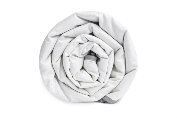 Blackroll Recovery Blanket Summer enrollada mostrando su tela gris claro con ribete oscuro