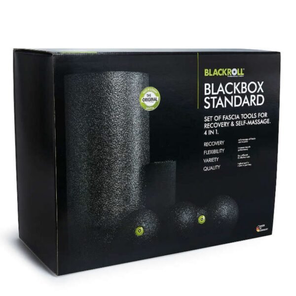 Caja de empaque Blackroll BlackBox Standard, con el texto Set of Fascia Tools for Recovery & Self-Massage 4 in 1 y las palabras Recovery, Flexibility, Variety, Quality