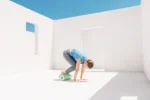 Mujer en cuadrupedia rodando el antebrazo sobre el rodillo Med 45 verde, en una sala blanca con detalle azul