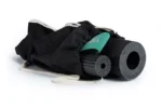 Kit Running Box envuelto en su bolso negro de transporte con cordón, junto al rodillo Slim y Mini Flow verde