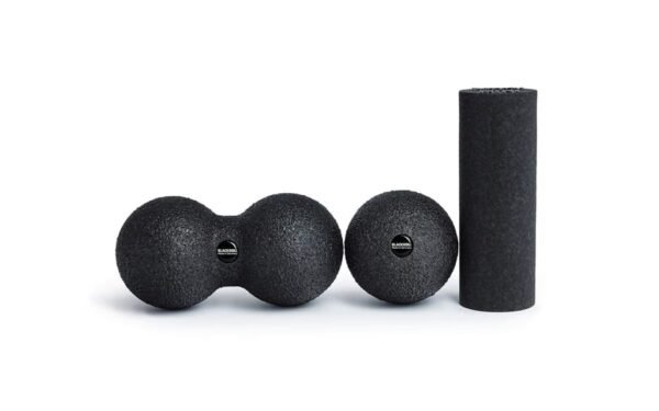 BR_2018-11_BLACKBOX-MINI_07683l_WEB-A000570_3 Kit Blackroll BlackBox Mini en negro: Duoball 08, Ball 08 y rodillo Mini, vista frontal sobre fondo blanco