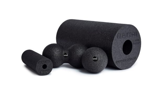 BR_2018-11_BLACKBOX_07674_WEB-A000443_20_282_29_1 Kit Blackroll BlackBox Set completo en negro: rodillo Standard, rodillo Mini, Ball 08 y Duoball 08, vista frontal sobre fondo blanco