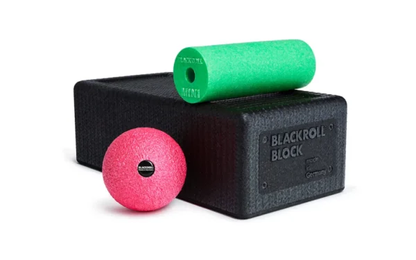 Blackroll Block Set: bloque negro con rodillo Mini verde encima y Ball 08 rosada al lado