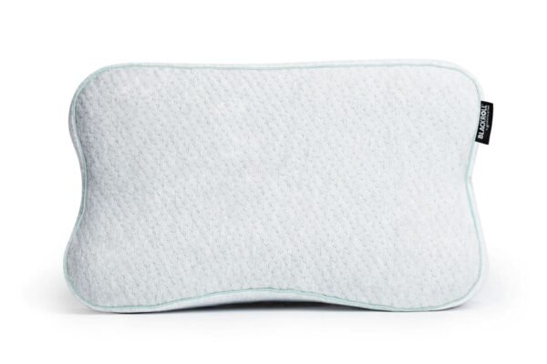 BR_2018-11_RECOVERY-PILLOW_Allergo-Protect_07820_WEB_7 Blackroll Pillow Case Allergoprotect puesta sobre la almohada, funda blanca con textura acolchada