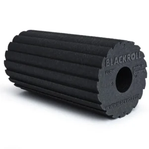 Foam roller Blackroll Flow negro con superficie de bordes bidireccional, vista en ángulo sobre fondo blanco