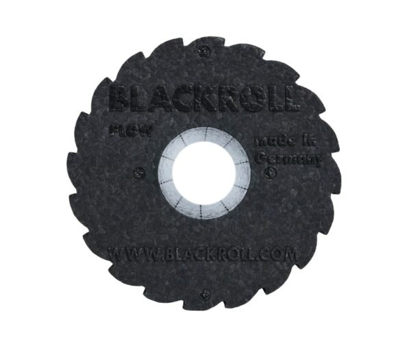 Vista frontal del extremo del rodillo Flow, mostrando la textura de bordes y el logo Blackroll grabado