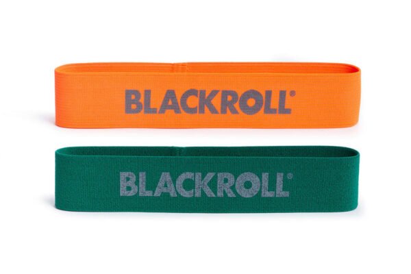 Dos Loop Band Blackroll, naranja y verde, extendidas mostrando el logo de la marca