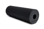 Foam roller Blackroll Standard 45 negro, vista en ángulo sobre fondo blanco, mostrando el orificio central y el logo grabado