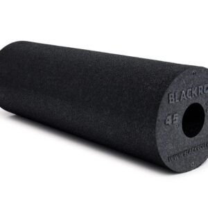 Foam roller Blackroll Standard 45 negro, vista en ángulo sobre fondo blanco, mostrando el orificio central y el logo grabado