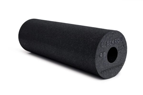 BR_2019-07_STANDARD-45_b_00611_C2_A9Sebastian_20Scho_CC_88ffel Foam roller Blackroll Standard 45 negro, vista en ángulo sobre fondo blanco, mostrando el orificio central y el logo grabado