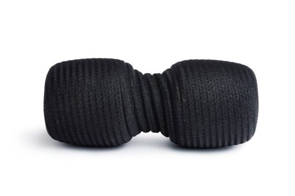 Blackroll Twin negro visto de perfil, rodillo de doble núcleo con textura acanalada