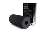Rodillo Blackroll Flow negro junto a su caja de empaque original