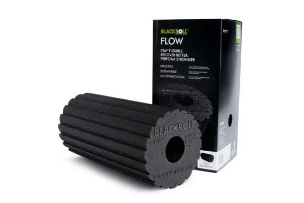 Rodillo Blackroll Flow negro junto a su caja de empaque original